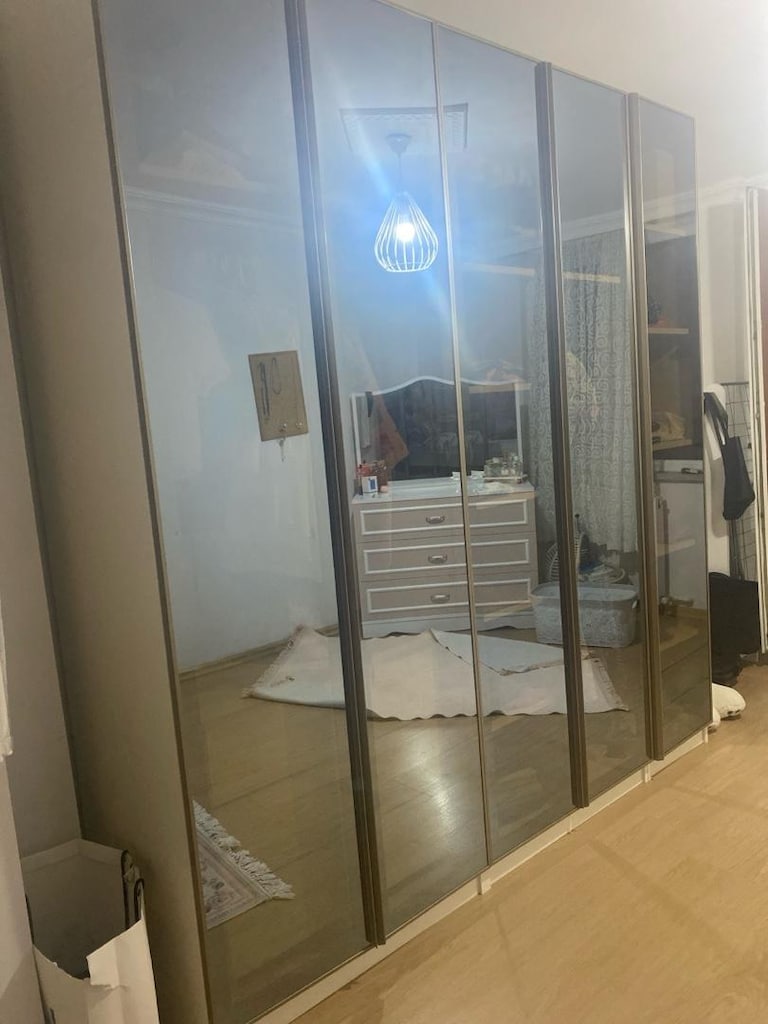 6 kapaklı dışı cam içi mdf dolap ışıklı acilll satılık