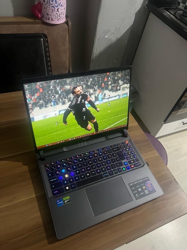 MSI RTX4080 gp-68hx Laptop - 5