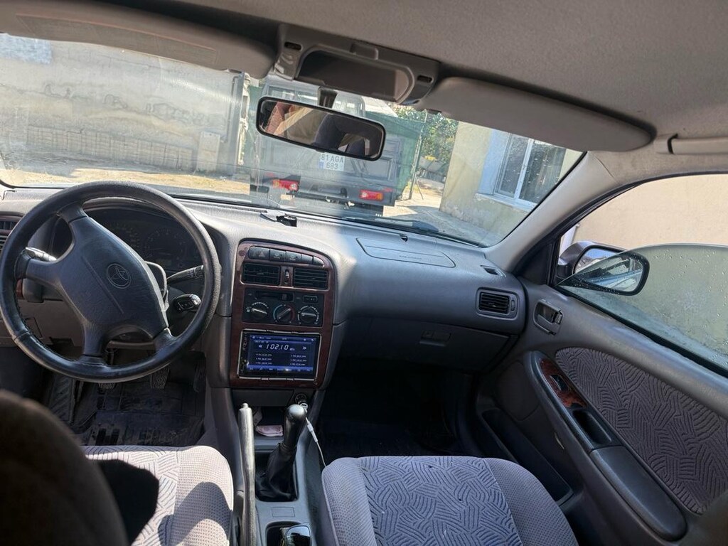 Toyota avensis 2.0 - 7
