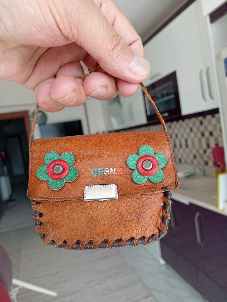 Çeşme yazılı, taba rengi, hakiki deri küçük el çantası. Vintage güderi - 20
