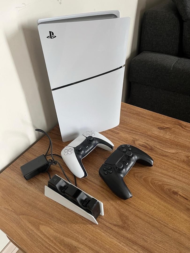 Temiz Playstation 5 Slim 1TB+2 kol+kol sarj unitesi (yurtdisi) - 5