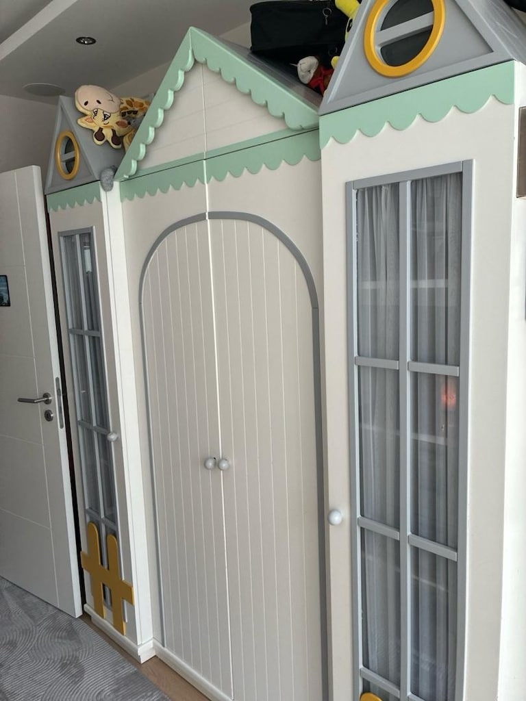 dört kapılı az kullanılmış özel yapım gardrop