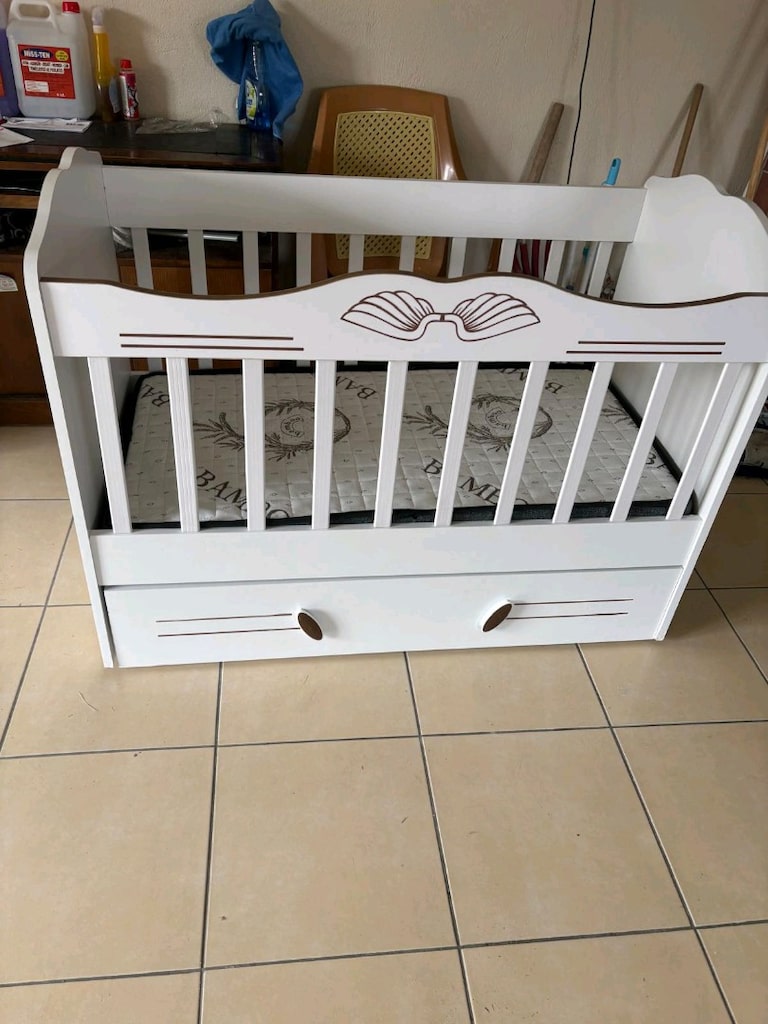 Beyaz Ahşap Bebek Beşiği - 2