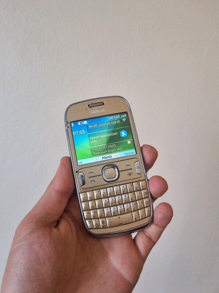 Nokia 302 Gold Aktif - 2