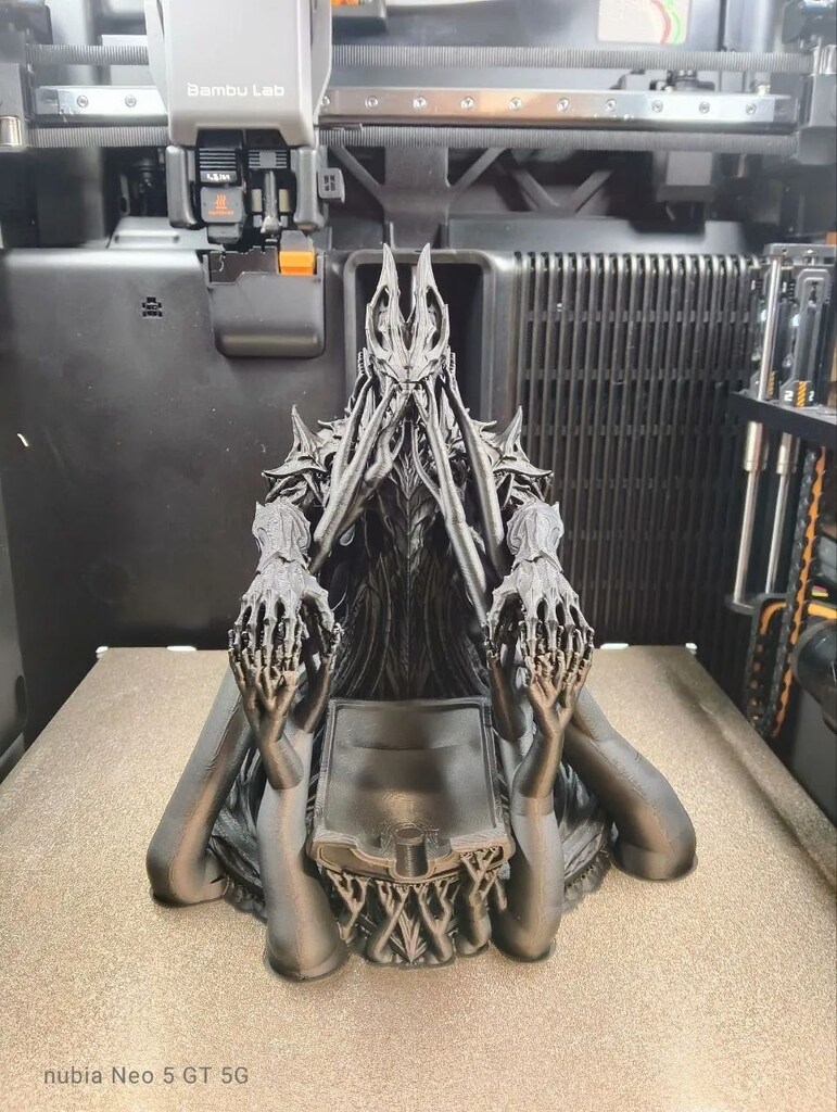 Karanlık Lord’un Tahtı – PS5 Kumanda Standı | 20 cm 3D Baskı - 4
