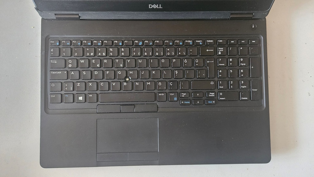 Dell Latidute 5590 İ7 8.Nesil 8 GB Ram 512 GB SSD 15.6" FULL HD - 5