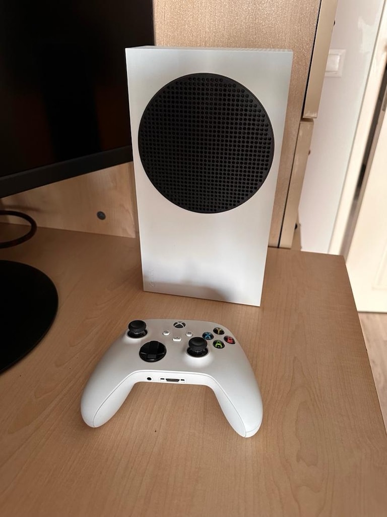 Beyaz Xbox Series S Konsol ve Kol