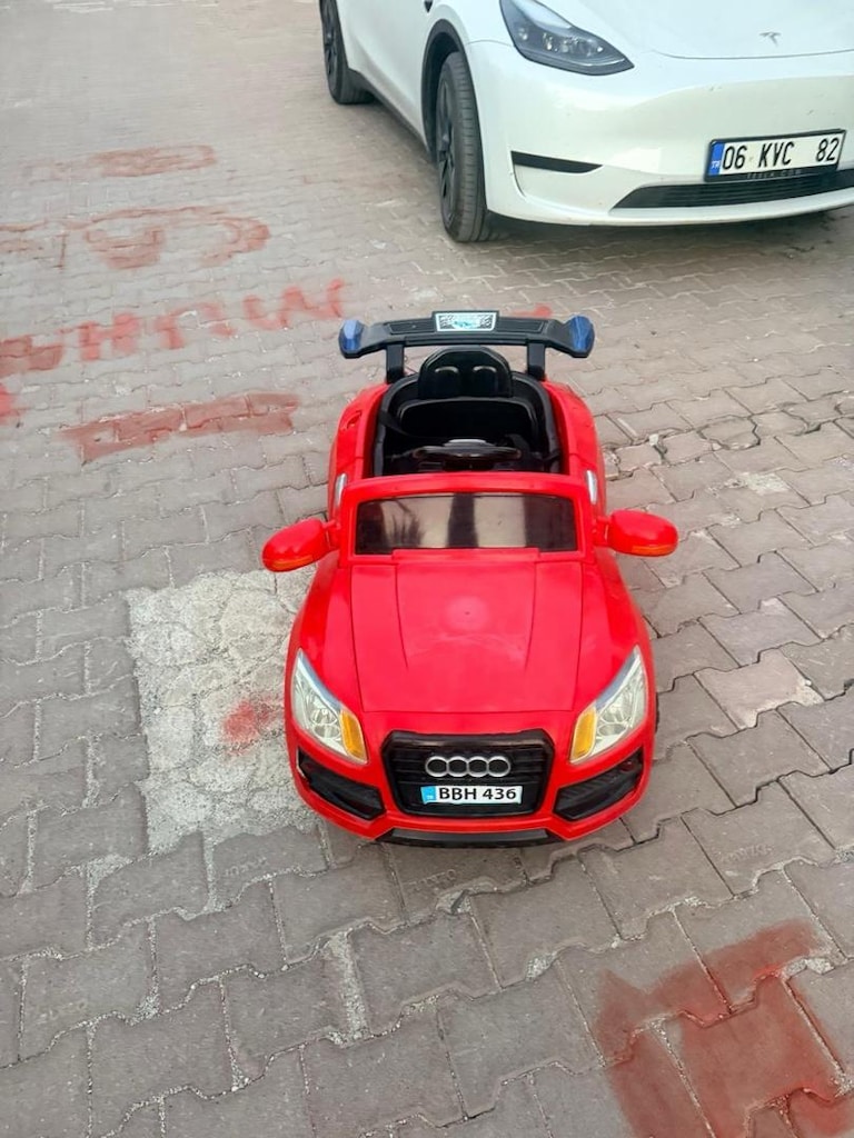 kırmızı akülü araba - 2