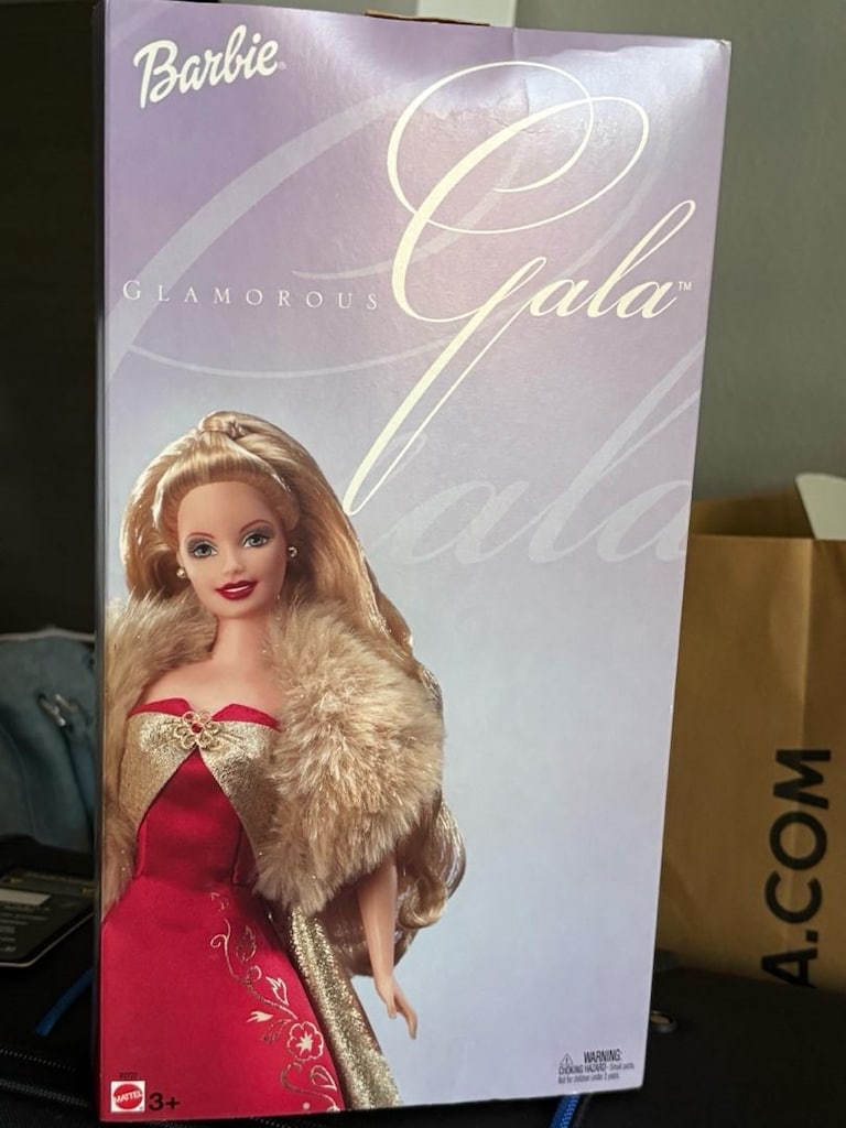 Barbie Glamorous Gala Barbie Doll in Red & Gold Dress ‘ bebeği - 4