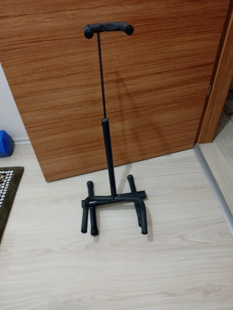 Gitar ve gitar standı - 2