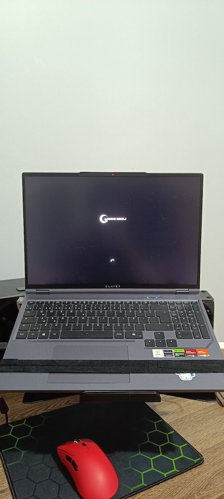 Oyuncu laptopu tüm ekipmanlarıyla beraber - 8