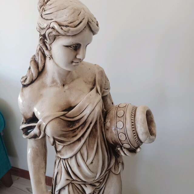 Testi Tutan Kız