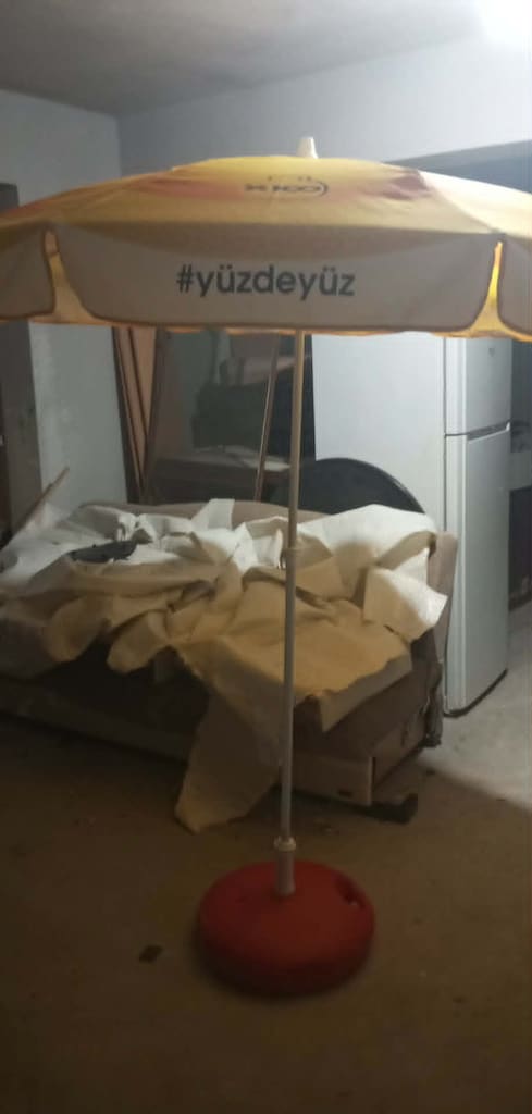 PLAJ BALKON BAHÇE DÜKKAN ŞEMSİYESİ SIFIR 2MT ENİNDE ALTLIKLI 2000 TL - 3