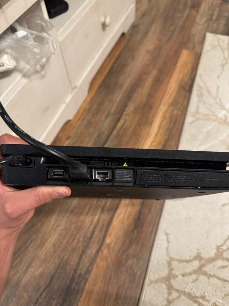 PS4 slim 1 TB + 2 orijinal kol + 8 oyun + oyun standı - 4