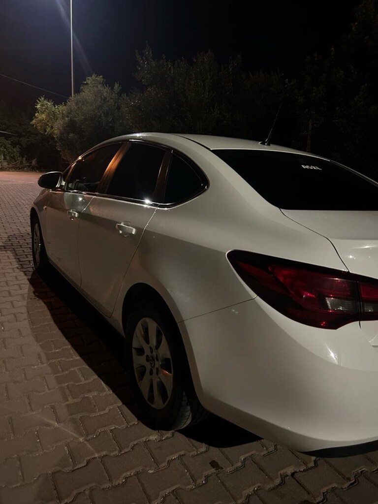Opel Astra J Sedan - 2