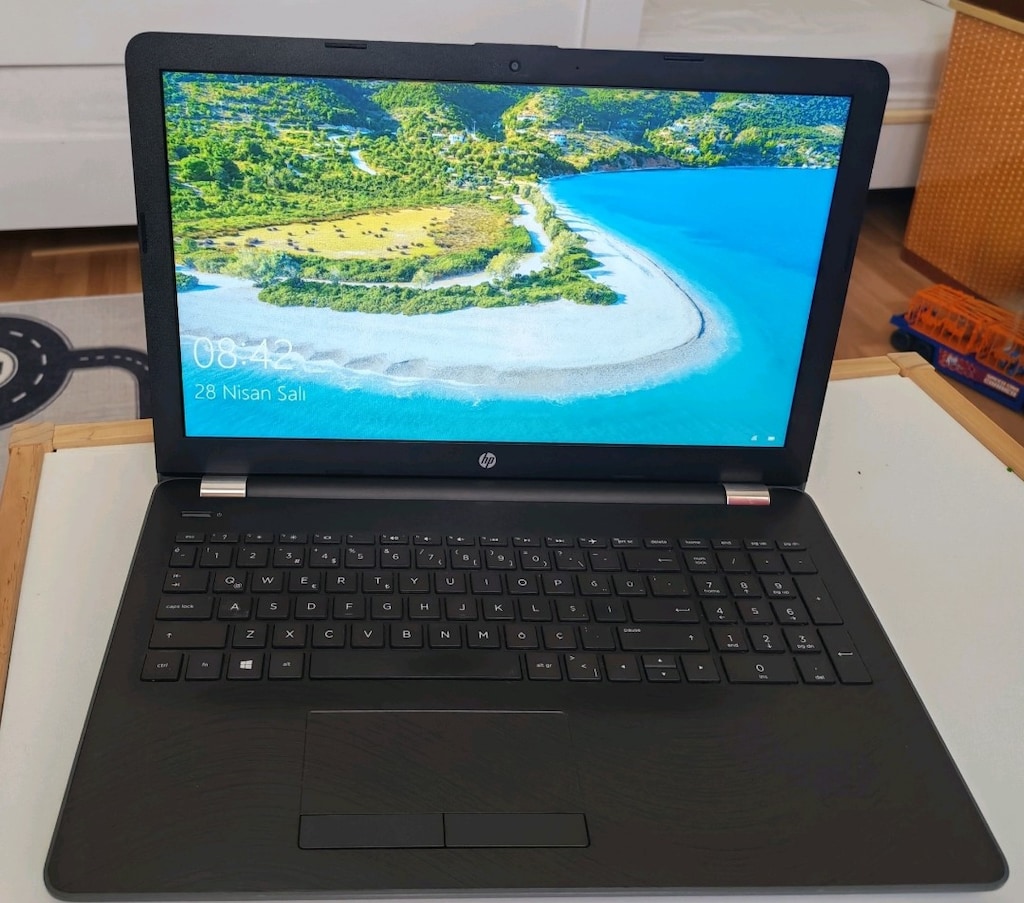 Hp Dizüstü i5 işlemci 1tb Harddisk 2 GB Harici Ekran kartı