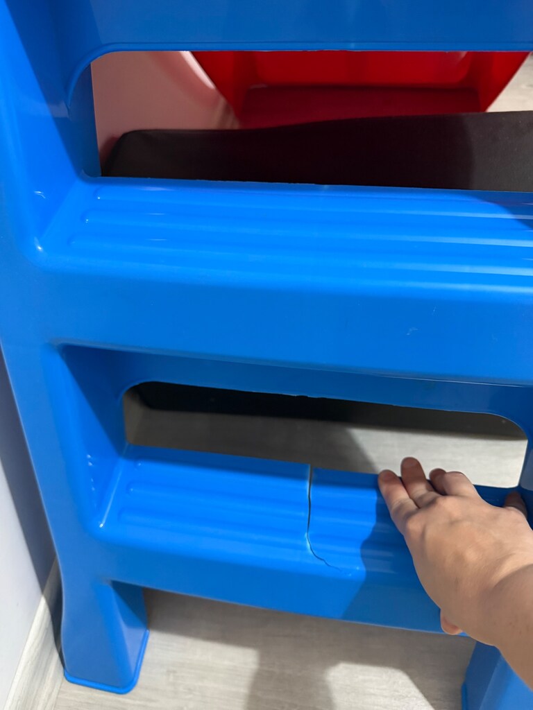 Kaydırak ilk basamakda çatlak var - 4