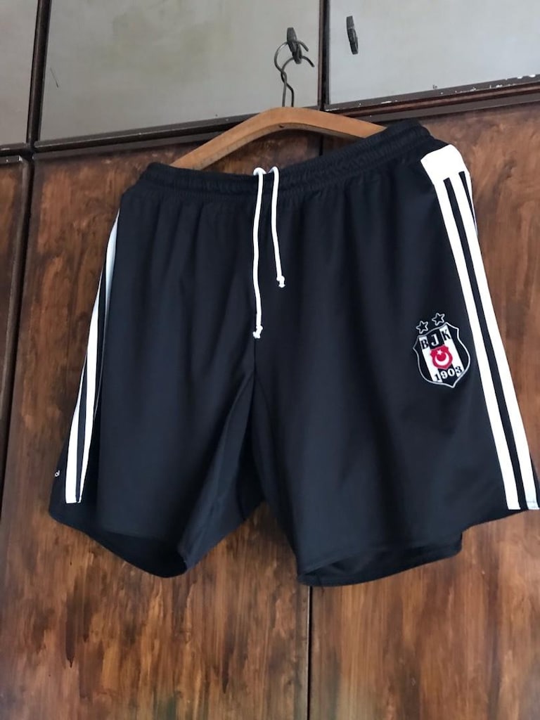 BEŞİKTAŞ ŞORT 1 GÜN GİYİLDİ KARTAL YUVASINDAN