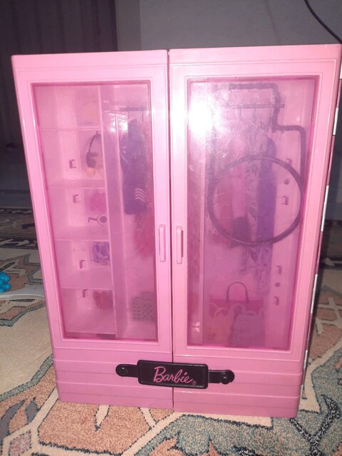 barbie bebek gardolabi