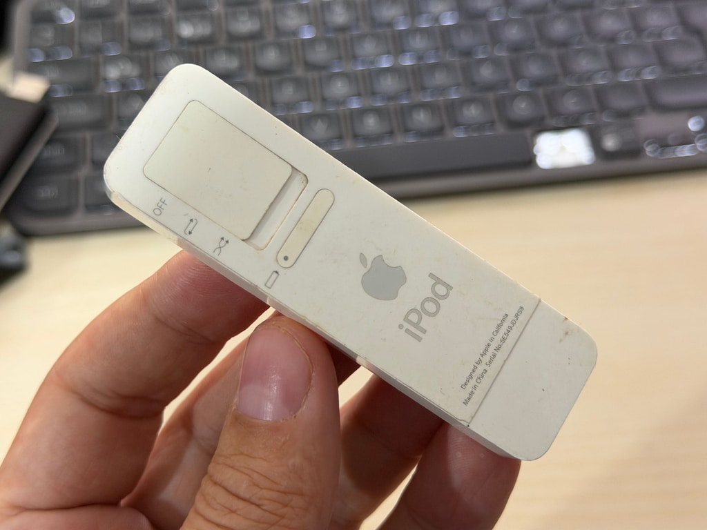 Apple iPod Shuffle A1112 1st Gen 512MB White MP3 Player USB - 4