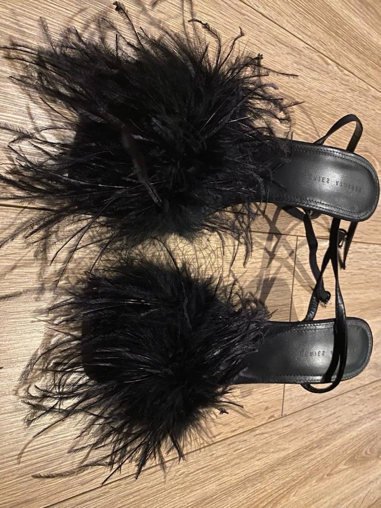Bershka siyah tüylü/kuş tüyü detaylı ince bantlı terlik/sandalet
