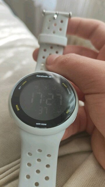 Reebok saat ufak çizikli