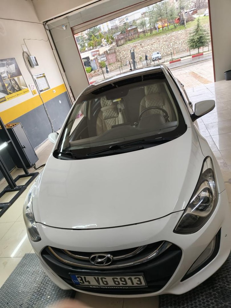 Beyaz Hatchback Araba - 2