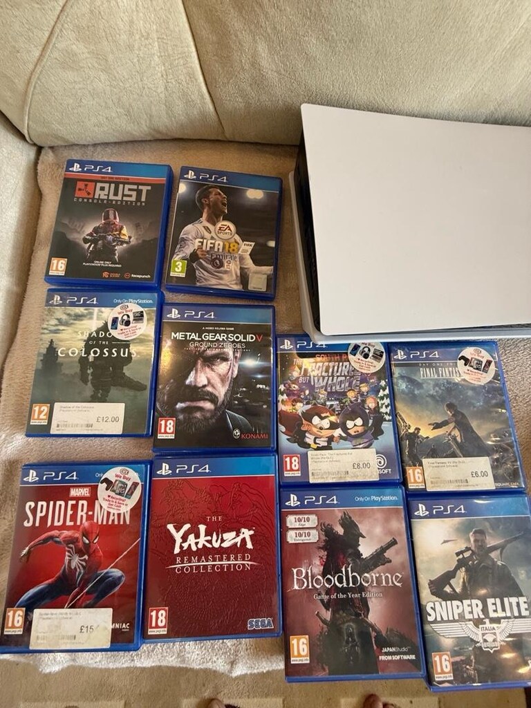 Playstation 5 + 2 Kol ve Şarj İstas, 10 PS4 Oyunu ve Logitech Kulaklık - 4