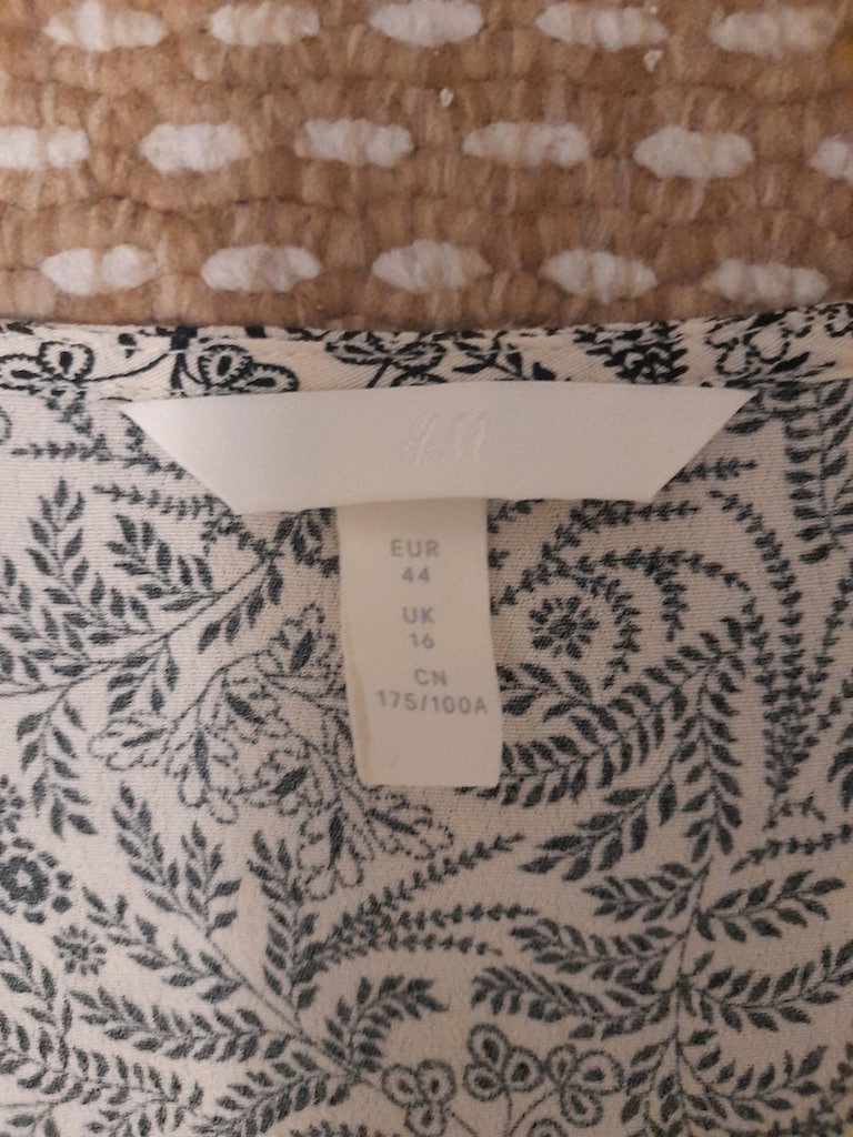 Buluz H&M Marka 44 beden ama dar kalıp 40.42 olur - 5