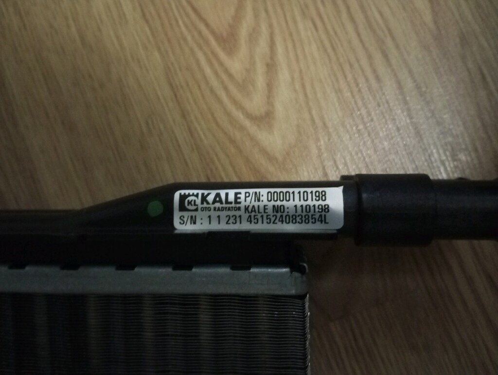 otomobil kalorifer peteği kutusunda. - 3