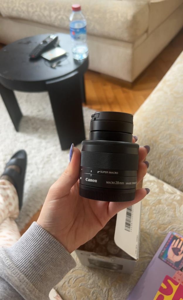 EFM 28mm f/3.5 Macro IS STM Lens Box - 5