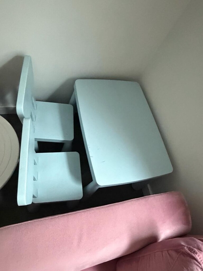 ikea mammut çocuk masası ve iki sandalye - 4