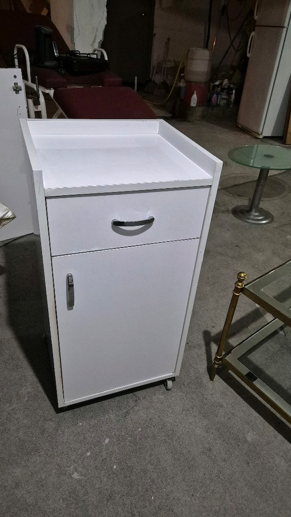 dolap kapaklı çekmeceli beyaz renk dolap ikia marka tekerleri dolap