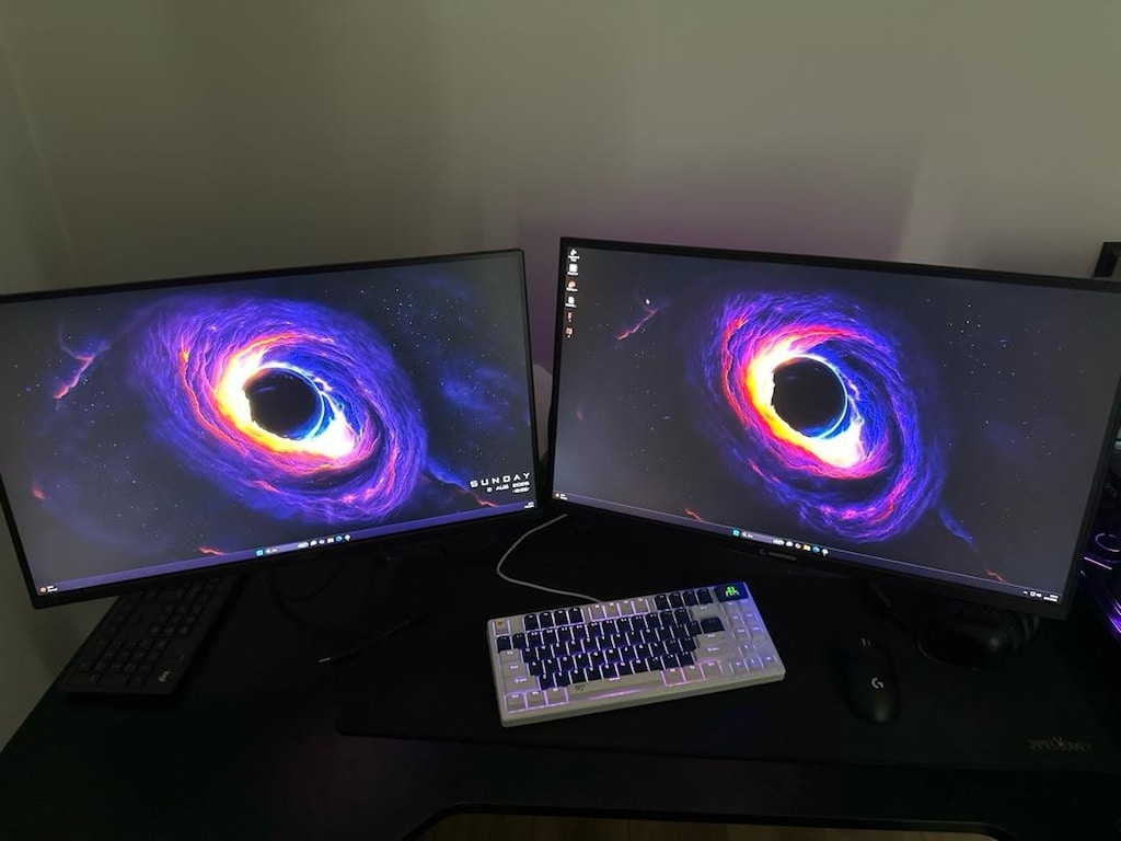 2 adet 2k 27” monitör ayaklqrıyla birlikte