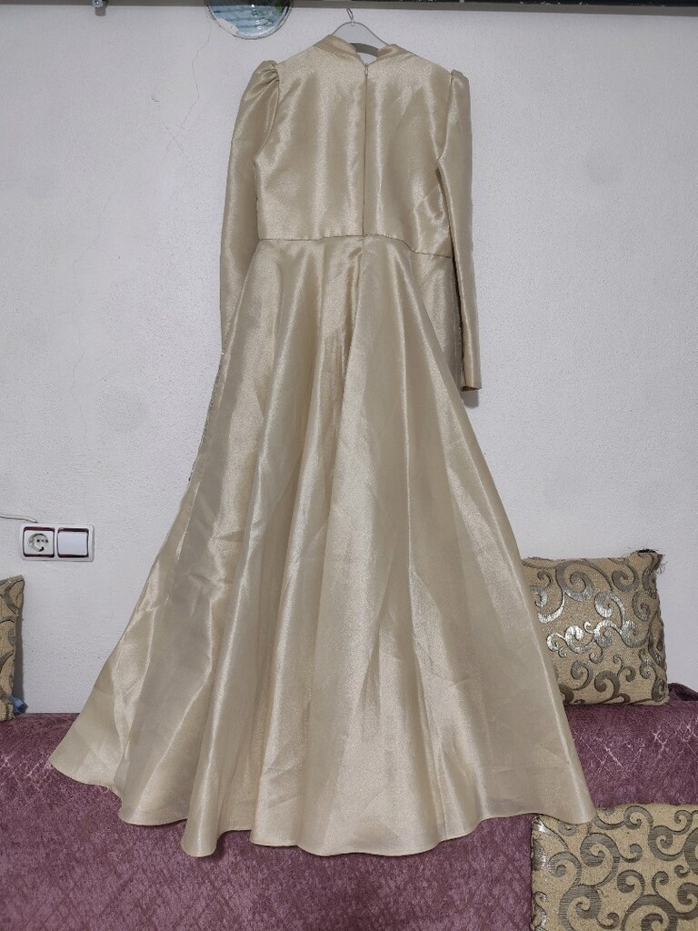 Hennin markalı bej gold rengi ön kısmı yoğun inci taş işlemeli abiye - 4