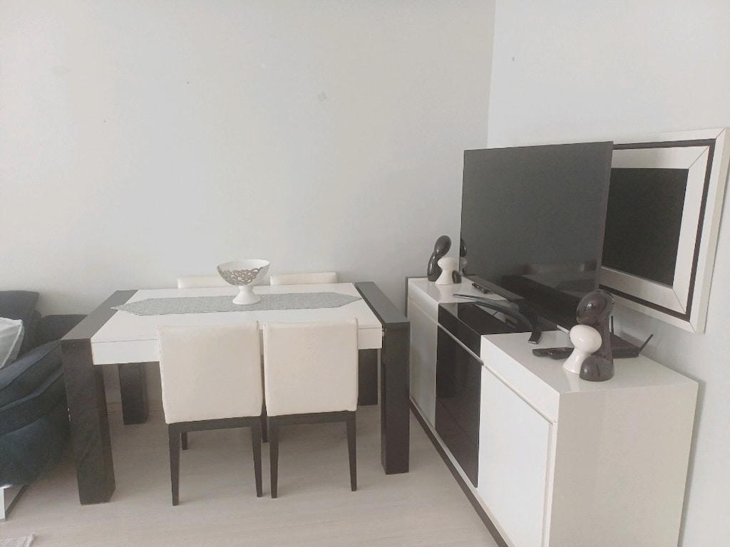 mdf konsol ve aynası, 2 adet vitrin puf 4 adet sandalye - 13