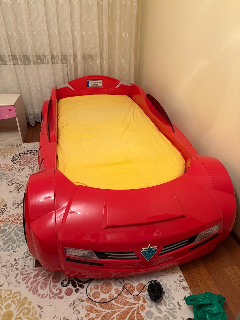 Çilek arabalı yatak ve şifonyer