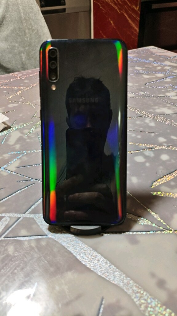 Samsung galaxsy A50 tr cihazı yanında kılıfı vardır ve şarj aletiyle - 2