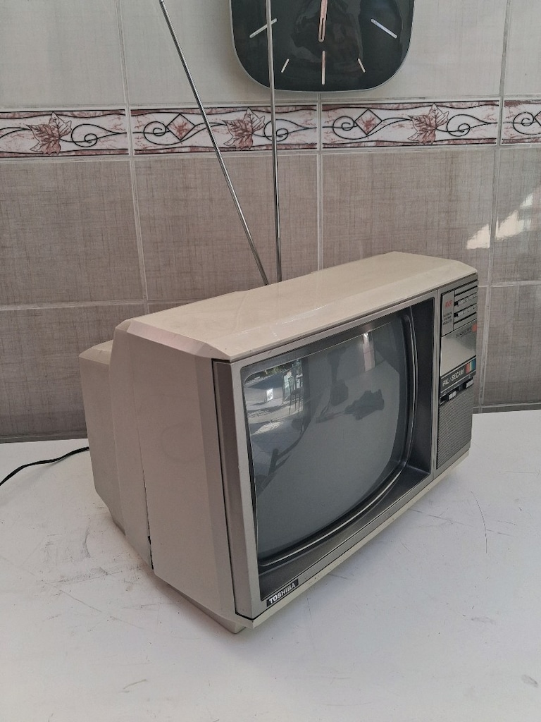 ESKİ RENKLİ TELEVİZYON ELEKTRİK GELMİYOR ARKA TARAFINDA ÇATLAK VAR - 9