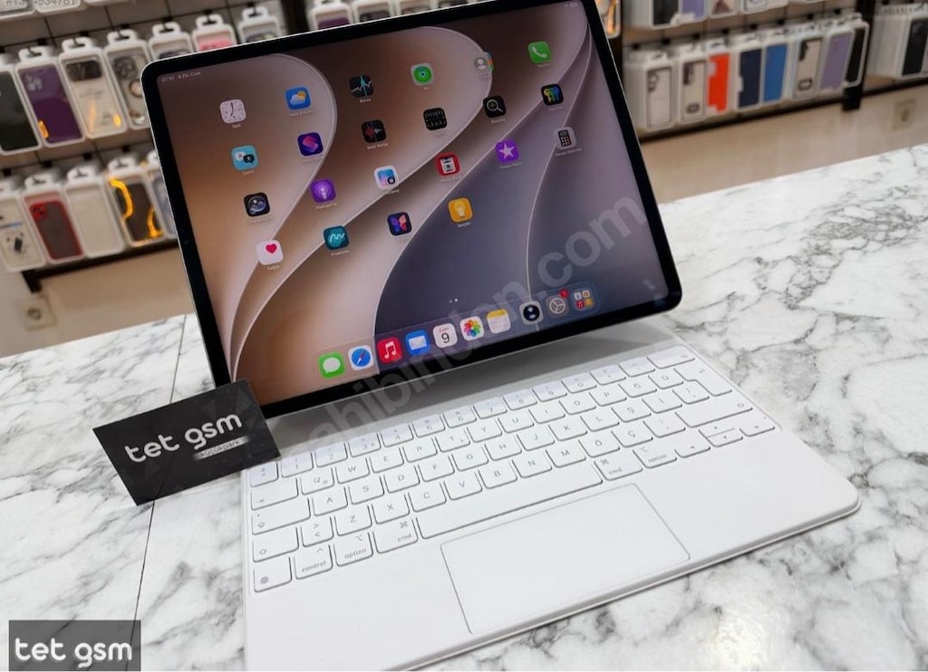 iPad Pro 6 12.9 inç M2 128 GB ve iPad Magic keyboard - 2