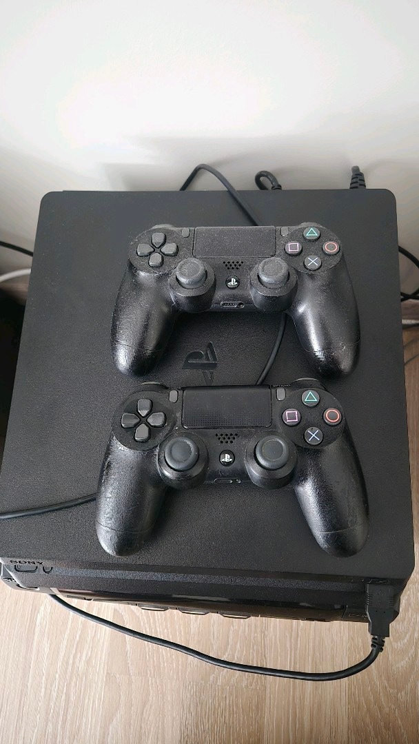 PS 4 SLİM 500 GB +2 KOL + 6 OYUN