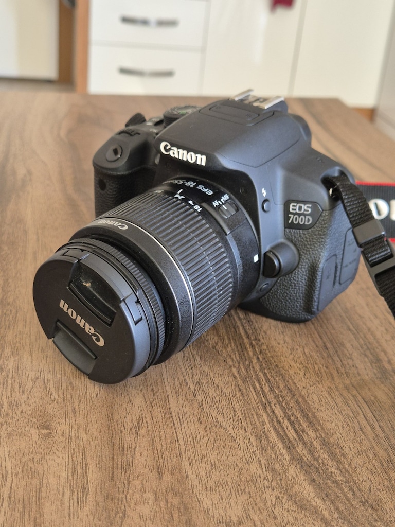 Canon EOS 700D + EF-S 18-55mm Lens + Çanta ve Aksesuarlar
