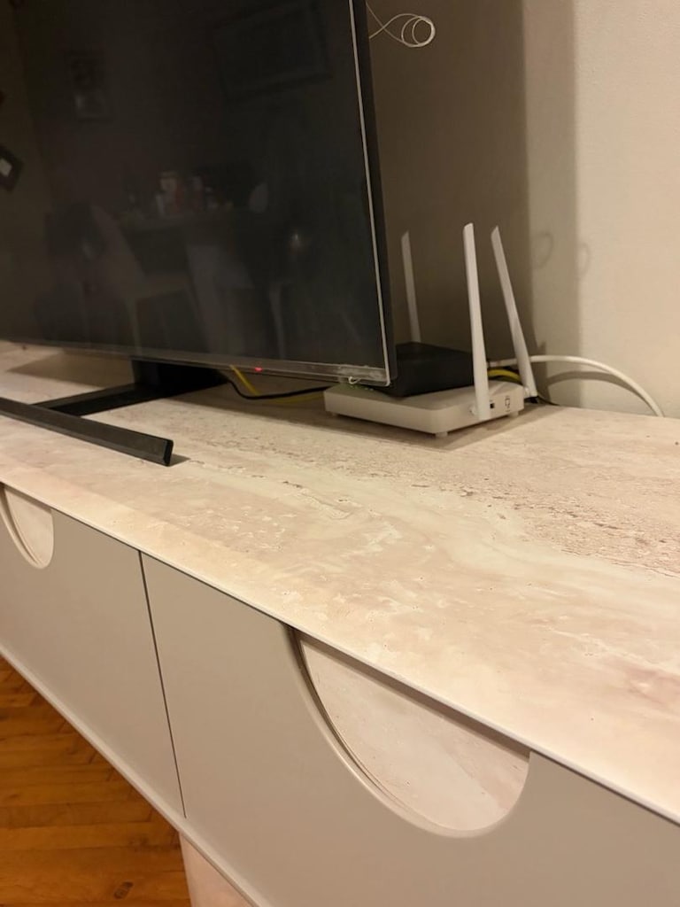 Modern Tasarım TV Ünitesi – Traverten Görünümlü, Çok Temiz - 2