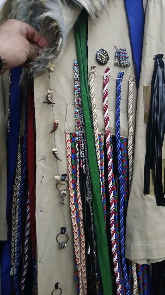 bohem (boho-chic) ve etnik detayların modernize edilmiş kaban - 5