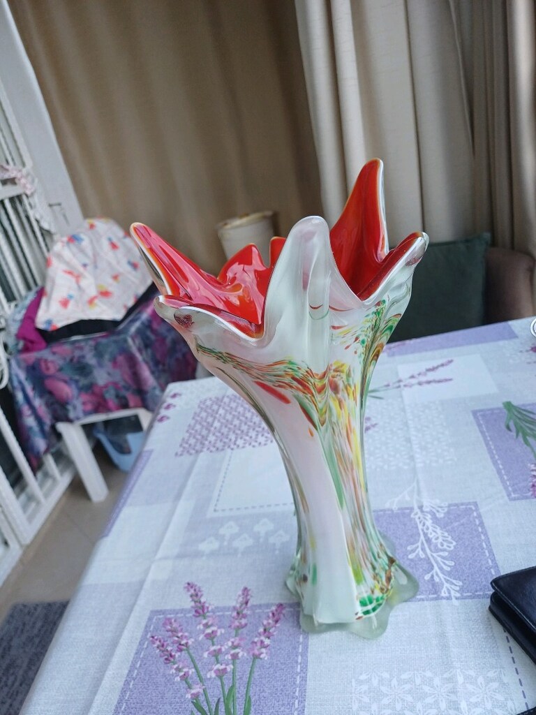 Antika Cam vazo, kıvrımlı formu ve kırmızı, beyaz, yeşil,