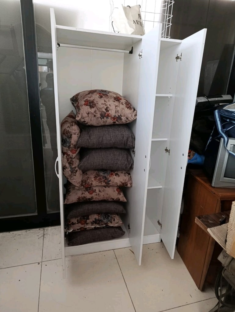 İKEA 3 KAPILI DOLAP 4,500TL ANTİKA SANDELYE TAKIMI 15,000TL - 2