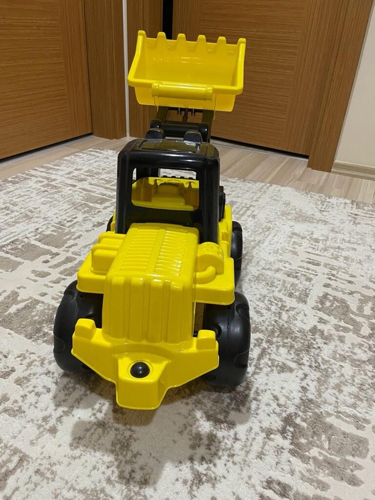 büyük oyuncak kepçe