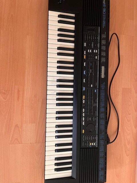 nadir bulunan 1989 üretimi roland E-30 org