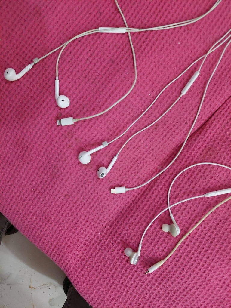 Kablolu kulaklık. 2 adet İphone girişli. 1 adet type c girişli. - 3