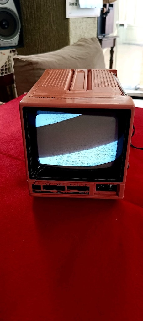 Retro mini televizyon ve radyo.